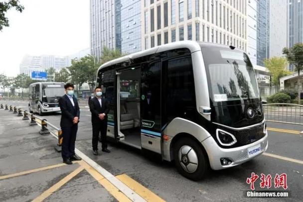 10月27日，郑州郑东新区智慧岛街头的无人驾驶巴士。中新社记者 王中举 摄