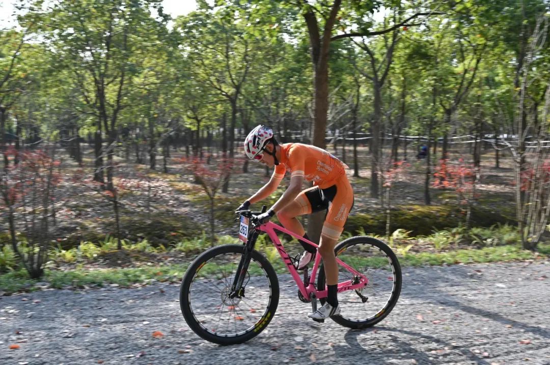 长三角选手比赛骑自行车有人却选择推完全程