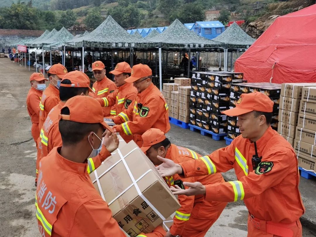 总队举行担当2020地震救援跨区域实战演练应急物资发放仪式