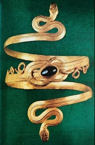 希腊双蛇镶玉髓金手镯 公元前三至二世纪 现藏于德国普福尔茨海姆珠宝