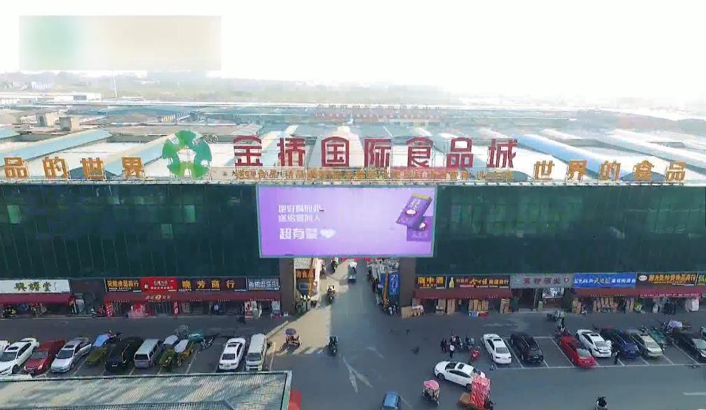 三年进博会食品城都积极组织企业参加在进博会上留下了"金桥印记"