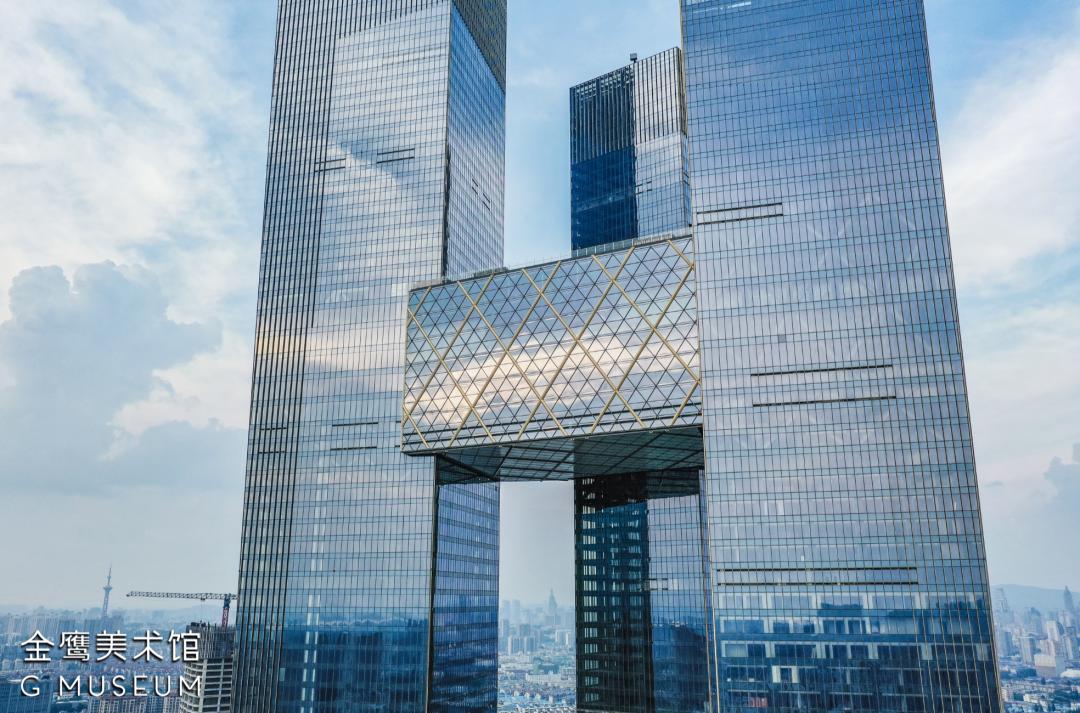 金鹰美术馆作为一家全新的私立美术馆,在南京城市两百米上空揭幕,同时