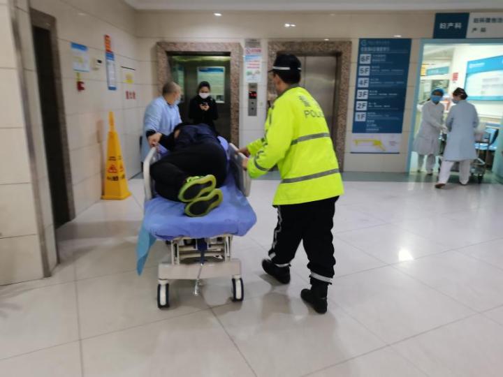 民警把驾驶员送到医院.江北警方供图 华龙网-新重庆客户端发