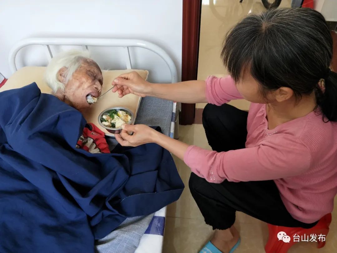 悉心照顾瘫痪家婆12年台山媳妇用贤孝演绎人间真情