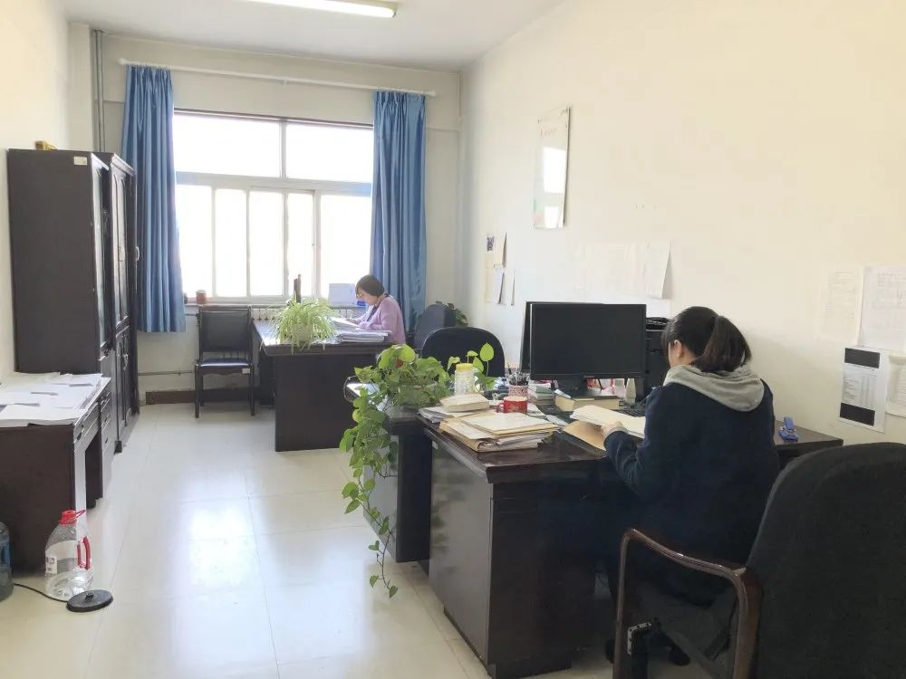 法院动态办公桌前的认真蒲城法院加班纪实