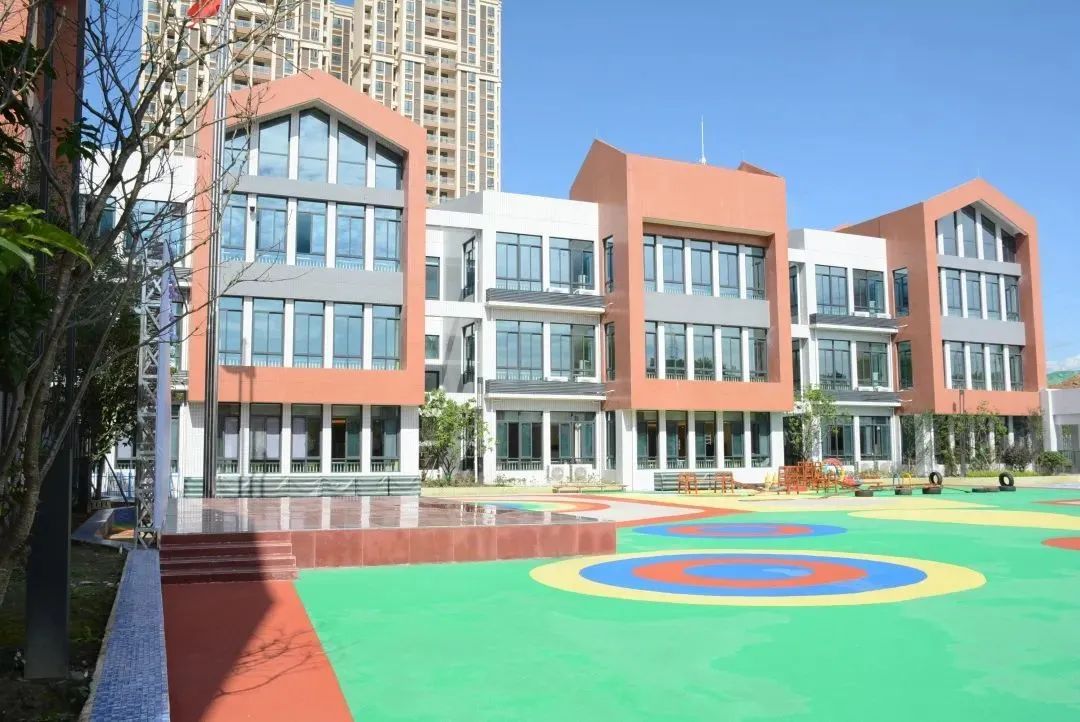 新建成投用的新学校的一个缩影这,只是今秋龙泉驿区同样的场景,也出现