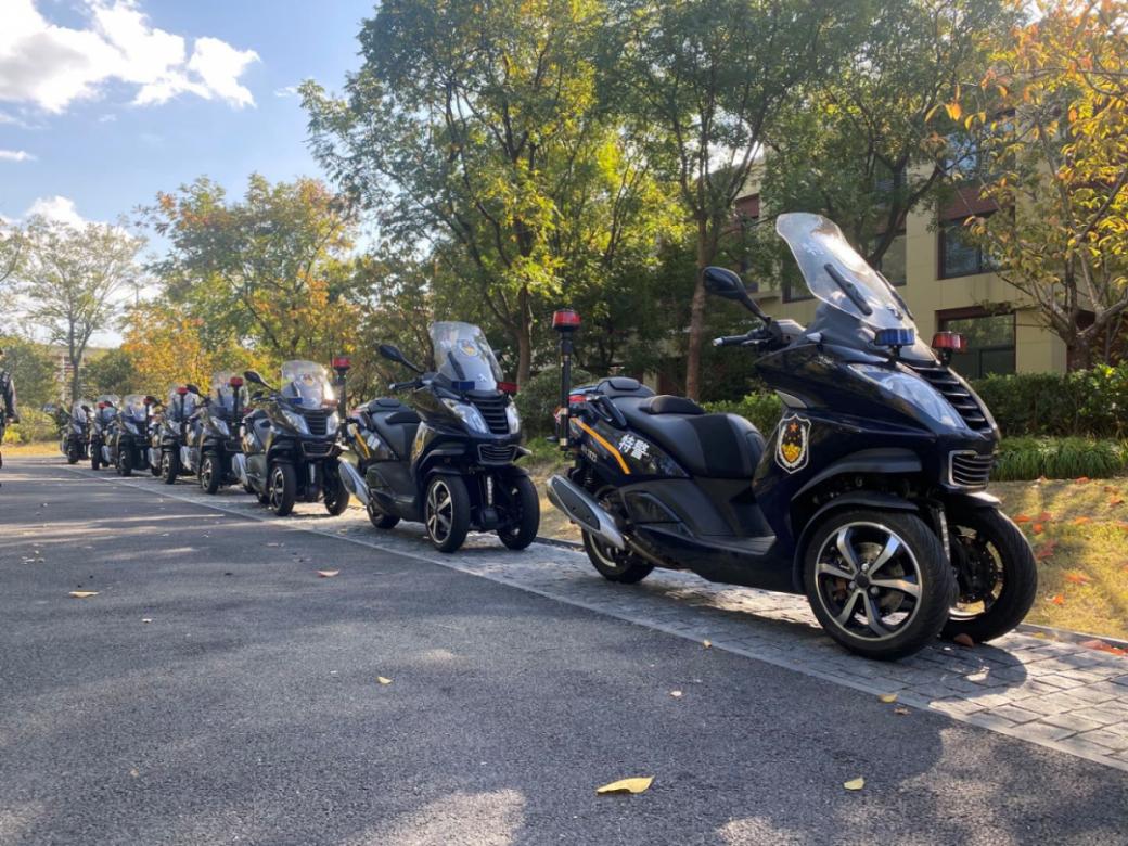 在众多的铁骑车手中,有一位女特警格外引人注目.