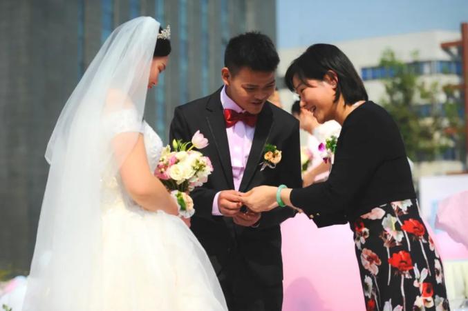 送上祝福沐浴在集体婚礼暖阳里的新人们多彩电科