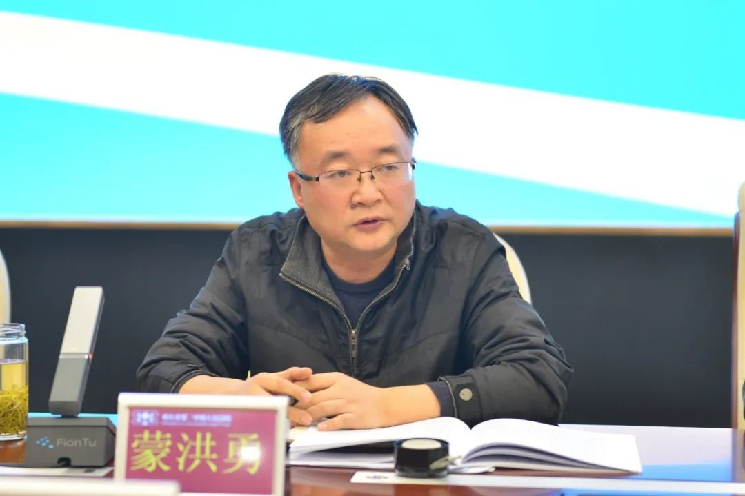 全体院领导及中层干部参加会议,院党组成员,副院长蒙洪勇主持会议.