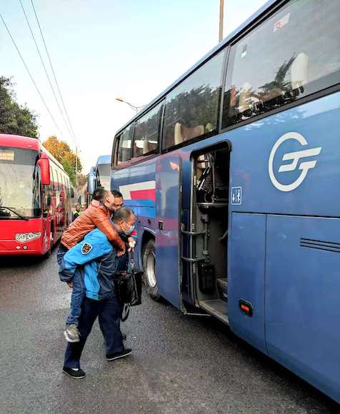 天暖人更暖,暖心公交人帮助残疾人上下车