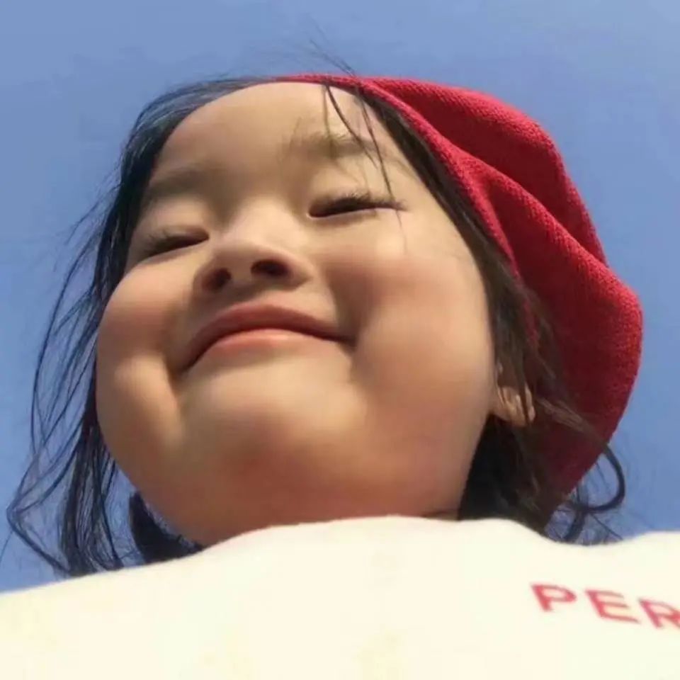 花小鹰表情包于11月11日11点左右在微信表情商店上线,大家可以在表情