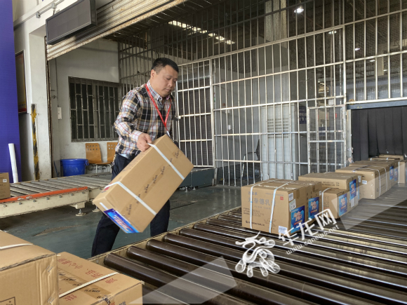 运送药品。华龙网-新重庆客户端记者 周盈 摄