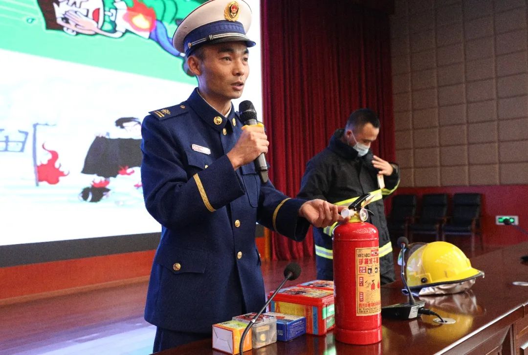 内江监狱邀请东兴区消防大队一级消防士钱宝义为全狱民警作了一场专业