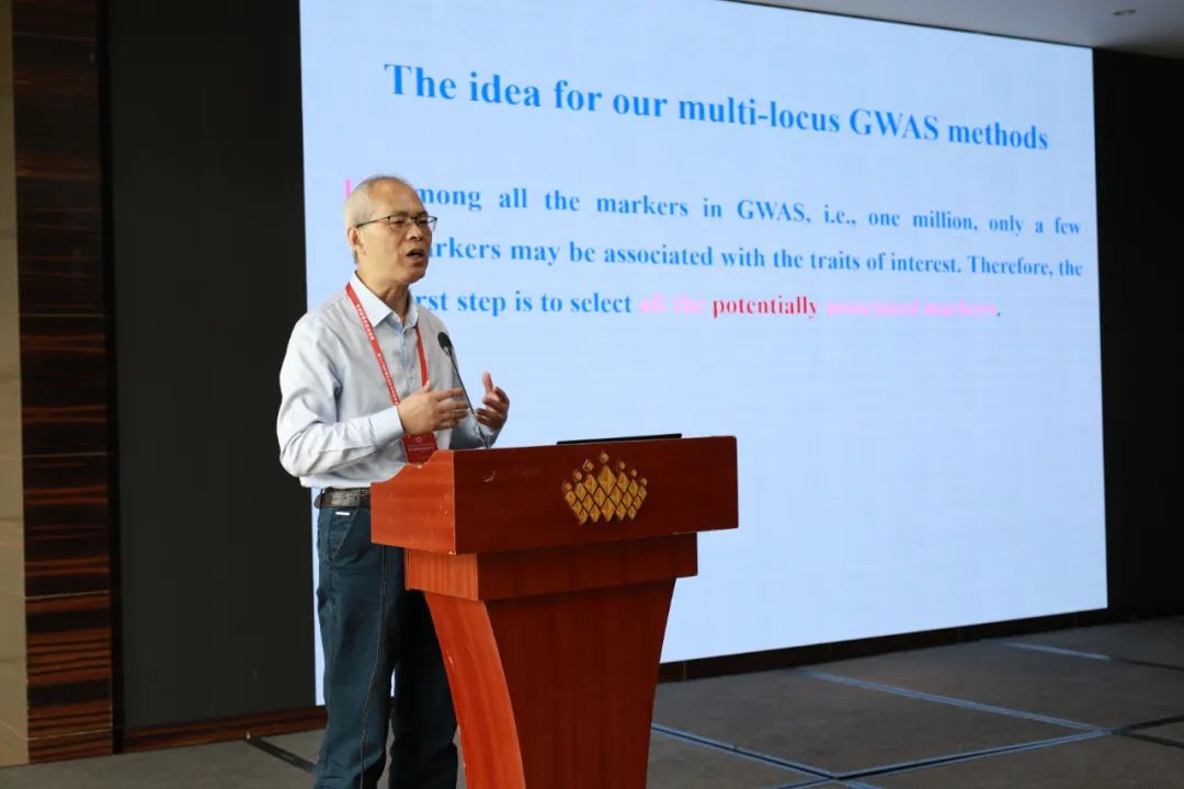 章元明作报告(蔡昕炜 摄)华中农业大学作物信息研究中心主任章元明