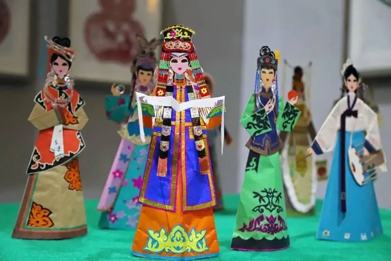 达斡尔族的"哈尼卡"剪纸在母女中承传,在姐妹之间交流,使得这个优秀的