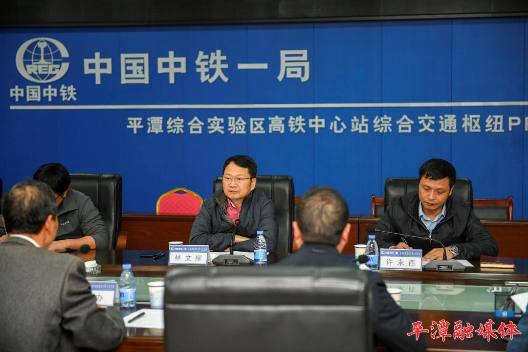 实验区领导调研高铁中心站及周边基础设施建设工作