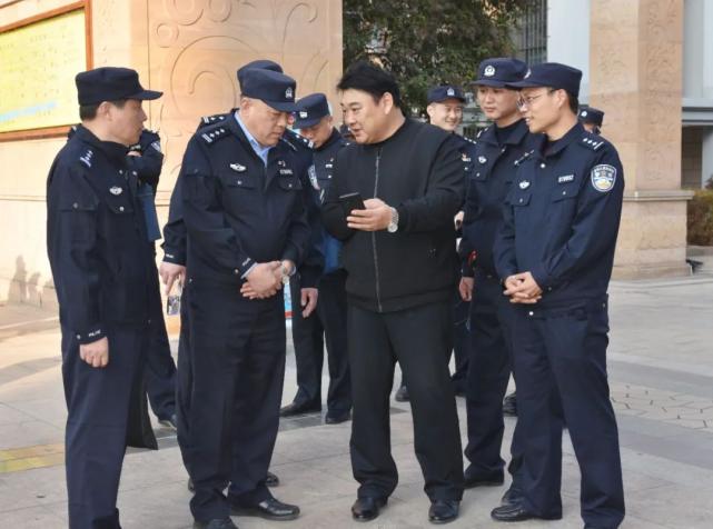 张友俊带领参会人员集中观摩了伊山派出所宣传防范工作方法及工作成效