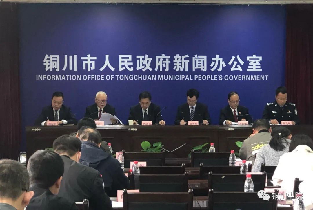 情况做了介绍,并发布了袁耀辉26人涉黑案等8件已审结案件的具体情况