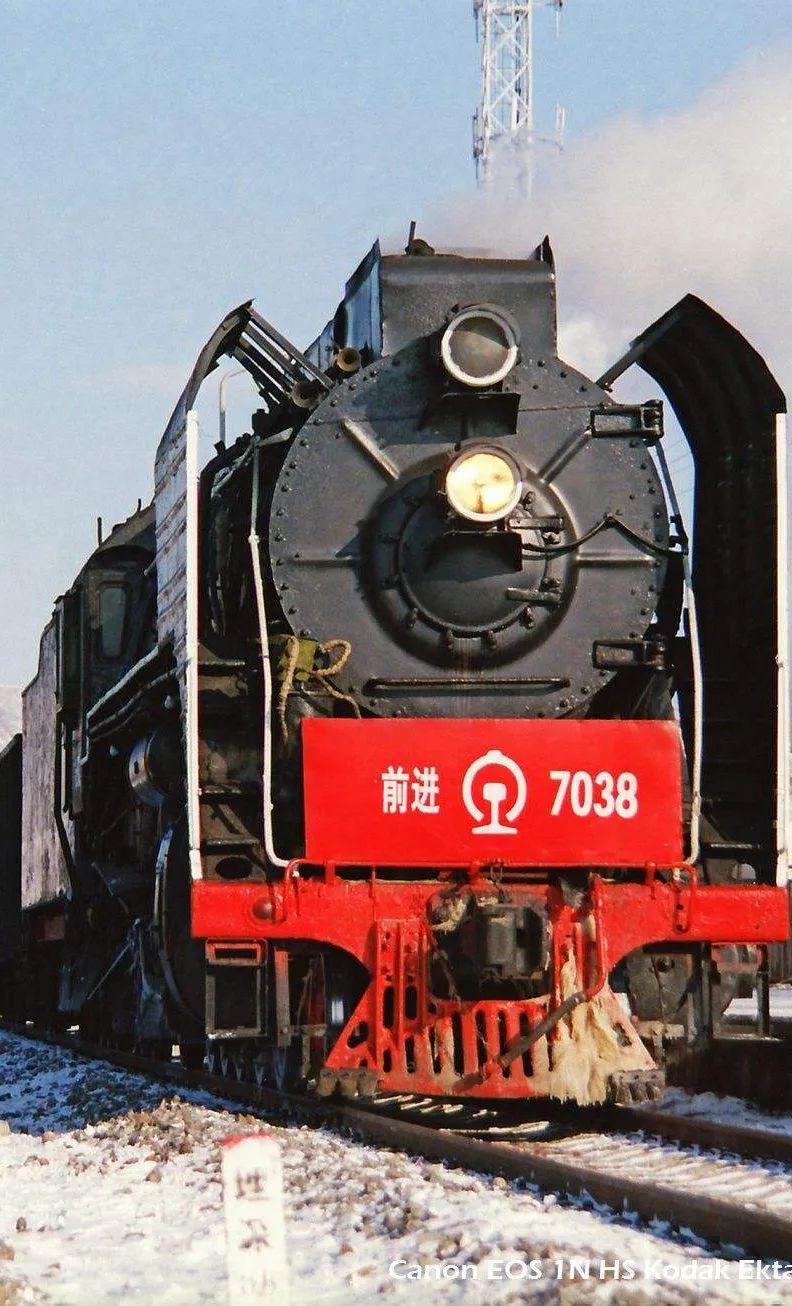 前进型蒸汽机车↓建设型蒸汽机车↑最大轮周功率达:2190千瓦模数牵引