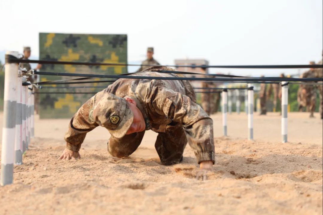 "这就是35米战术基础动作的"说明书"随着一声令下迅速在铁丝网前卧倒