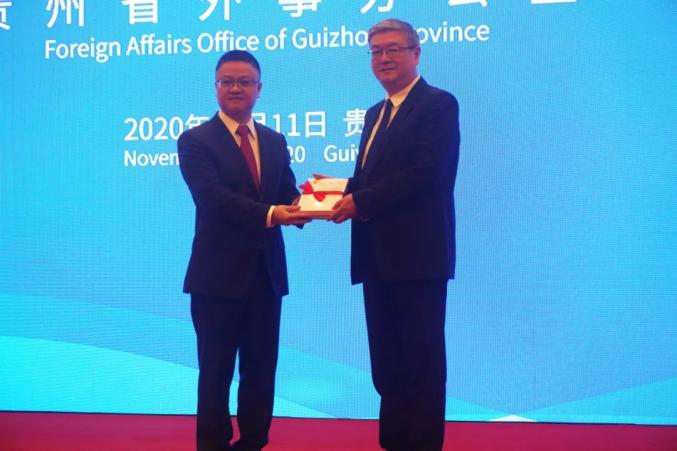 外交部政策规划司副司长郑立樵向贵州省相关单位代表赠书.