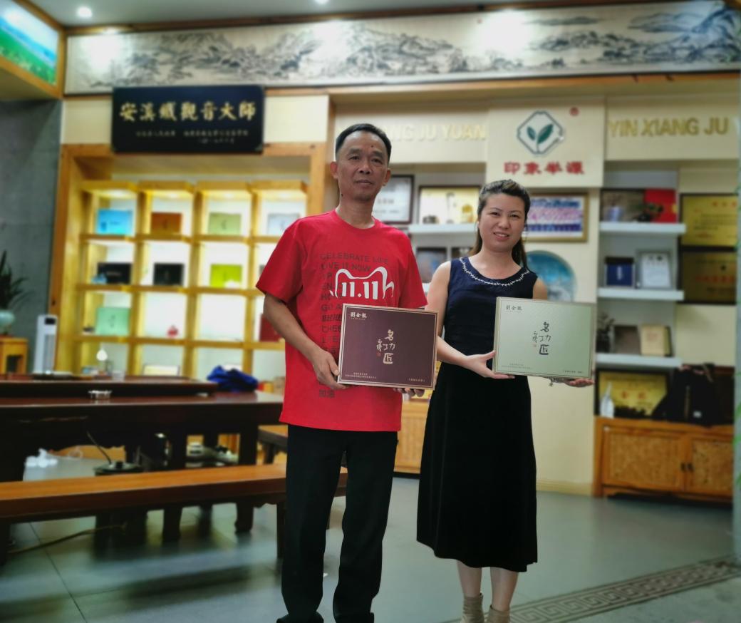 打卡茶叶品牌:刘金龙 (左:刘金龙 安溪铁观音大师)