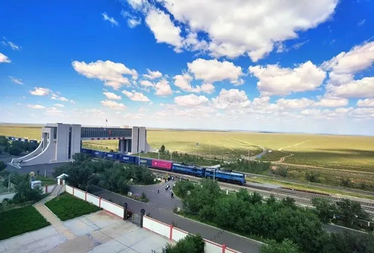 地处祖国北疆的二连铁路口岸是中蒙俄经济走廊中的重要国境口岸站和