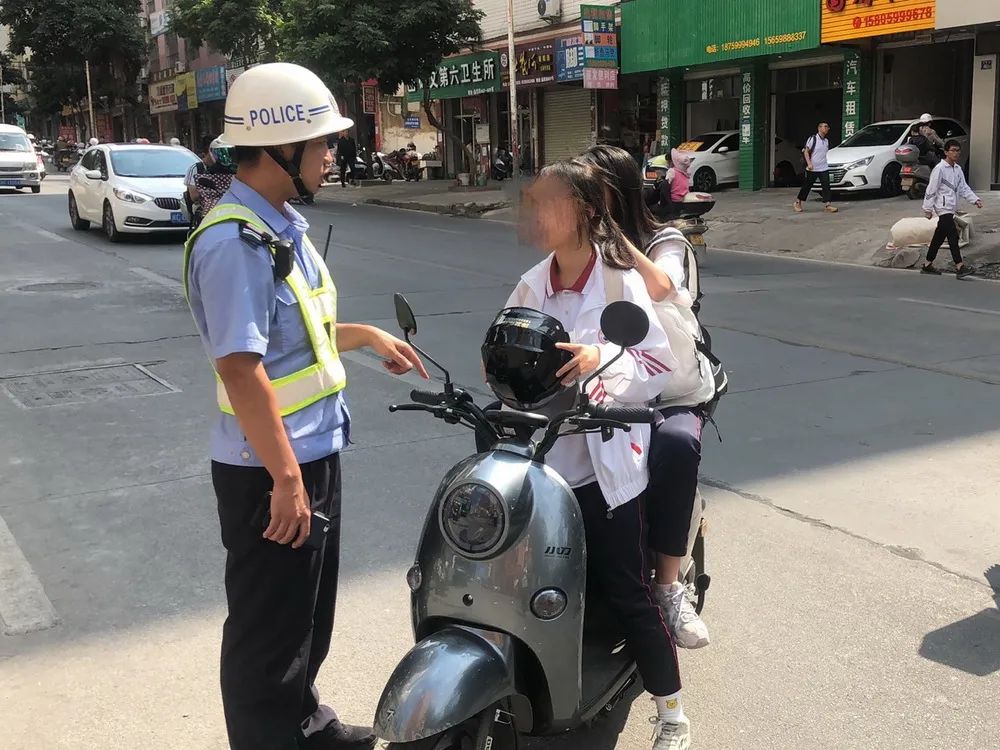 安溪交警城區中隊民警在安溪縣益民路路段查獲柯某(沼濤中學學生)未