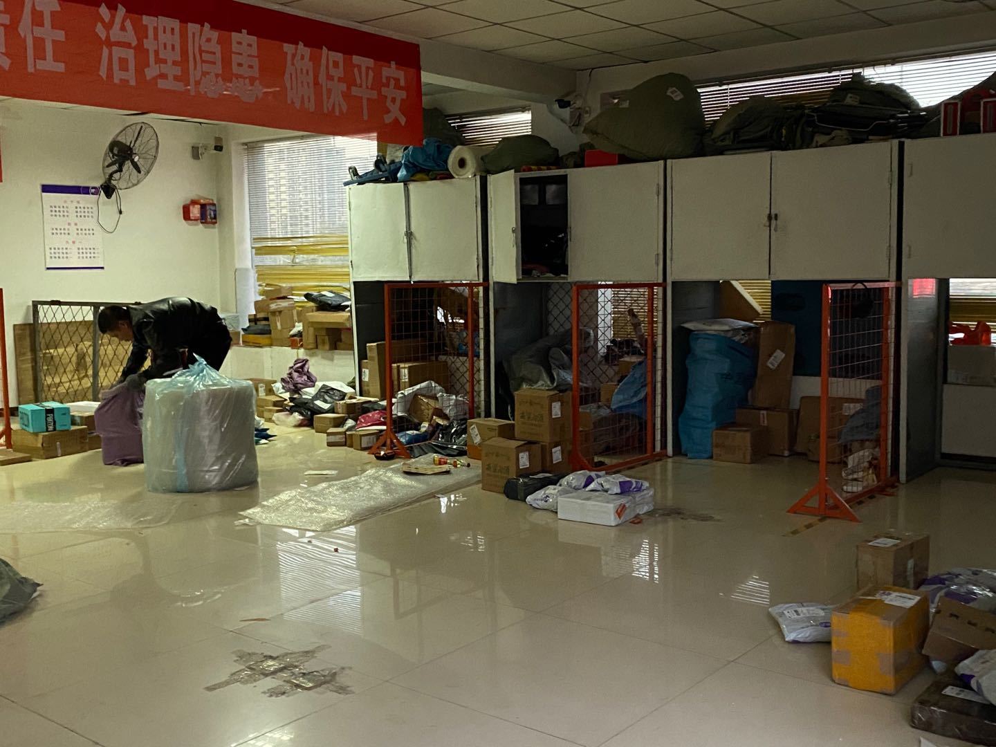 晚上6点多,快递站的员工还在忙碌配送快件.