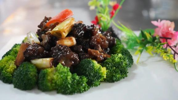 推荐指数:7777777777葱烧玛卡菌石头烤牛肚菜如其名,鹅卵石