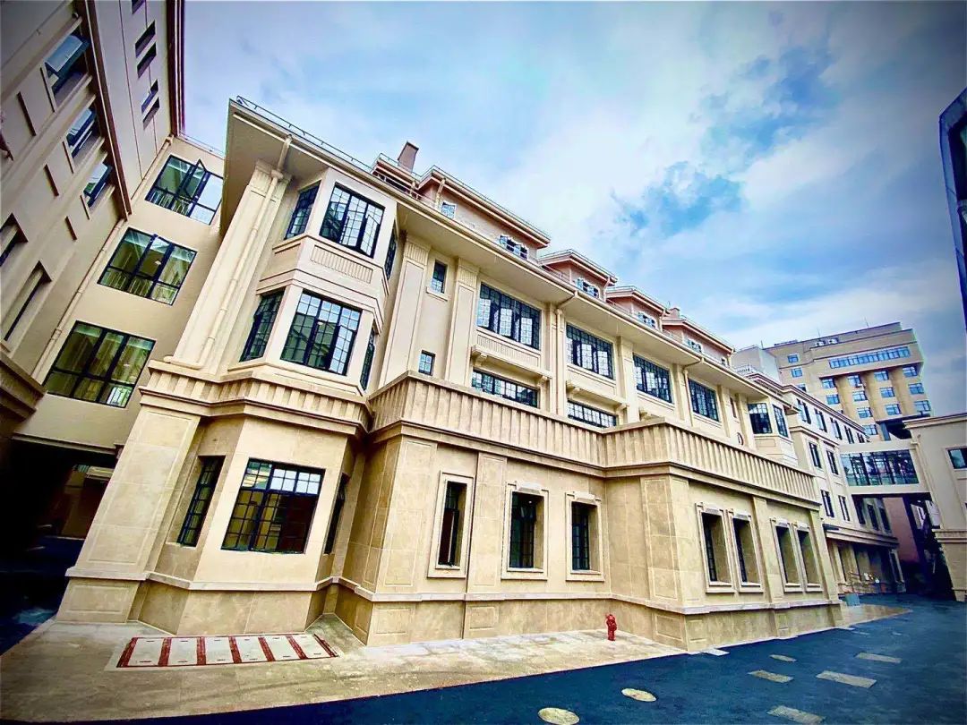 凝结在梧桐树下的老洋房里,有着悠久的历史,坐落于长乐路.