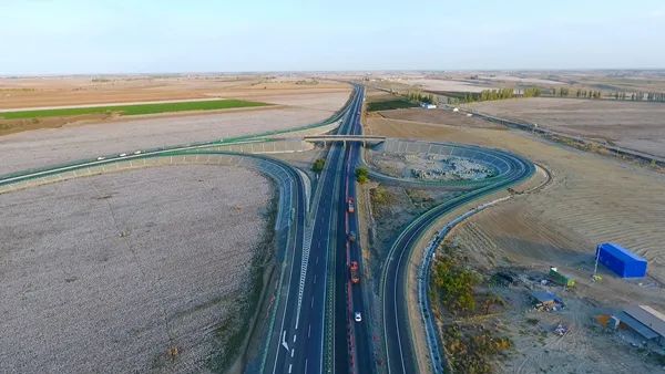 烏魯木齊克拉瑪依車程兩小時五工臺至克拉瑪依一級改高速公路主線通車