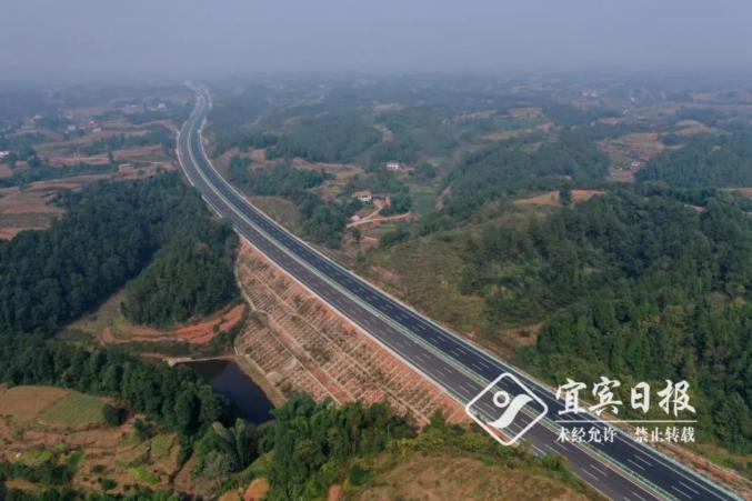 全线预计年底通车11日上午记者在位于g93乐宜高速与成宜高速交汇互通