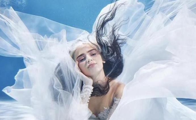 水下吃香蕉走红后，21岁俄罗斯模特直播“反隔离”派对