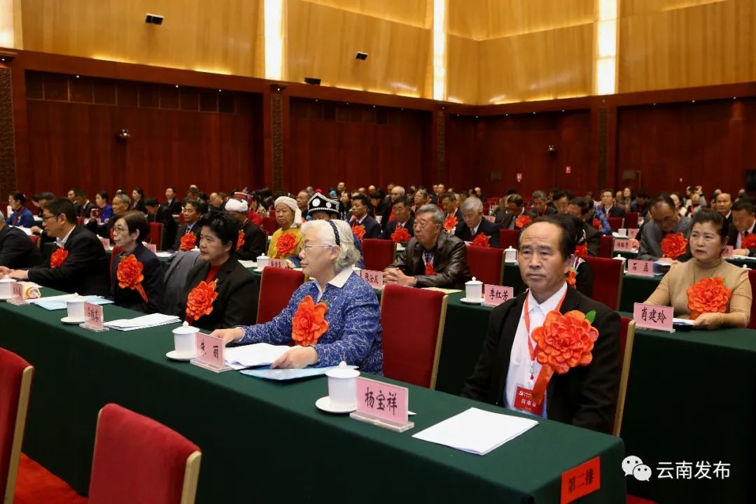 赵世坤,刘超仁,杨宝祥,肖建玲4名同志代表受表彰的先进集体和个人作