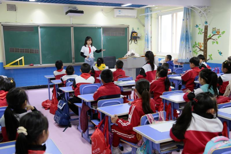 cctv2《第一时间天气预报》主持人管文君为孩子们授课