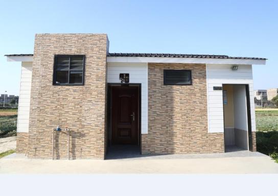 地面和墙面都贴上了几平方米的厕所里,且富有现代感的红墙白瓦公厕