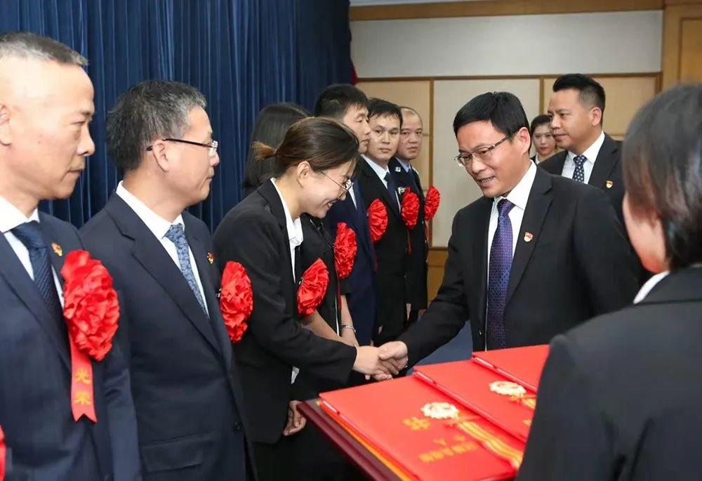 县领导为省级抗疫先进个人及集体颁奖