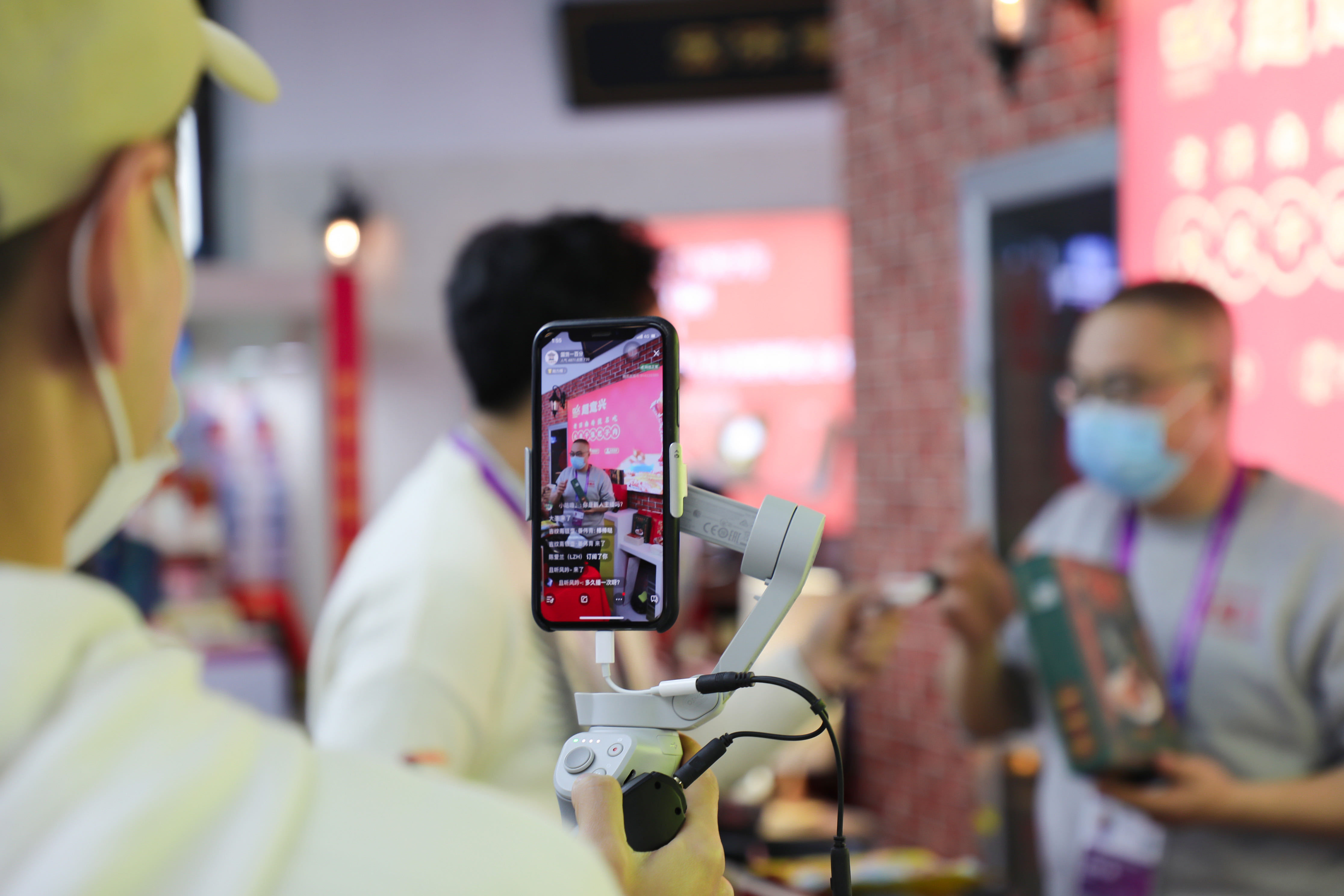 山东老字号暨非遗文化体验馆吸引直播主前来探馆