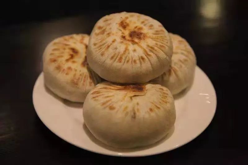 永康妇联不需要一滴水一滴油,平底锅加热到微微冒烟,把包好的肉饼放