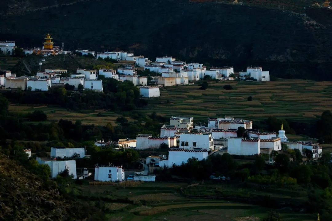 遇见乡城来自四川省民族影像艺术协会成员眼中的乡城组图白藏房