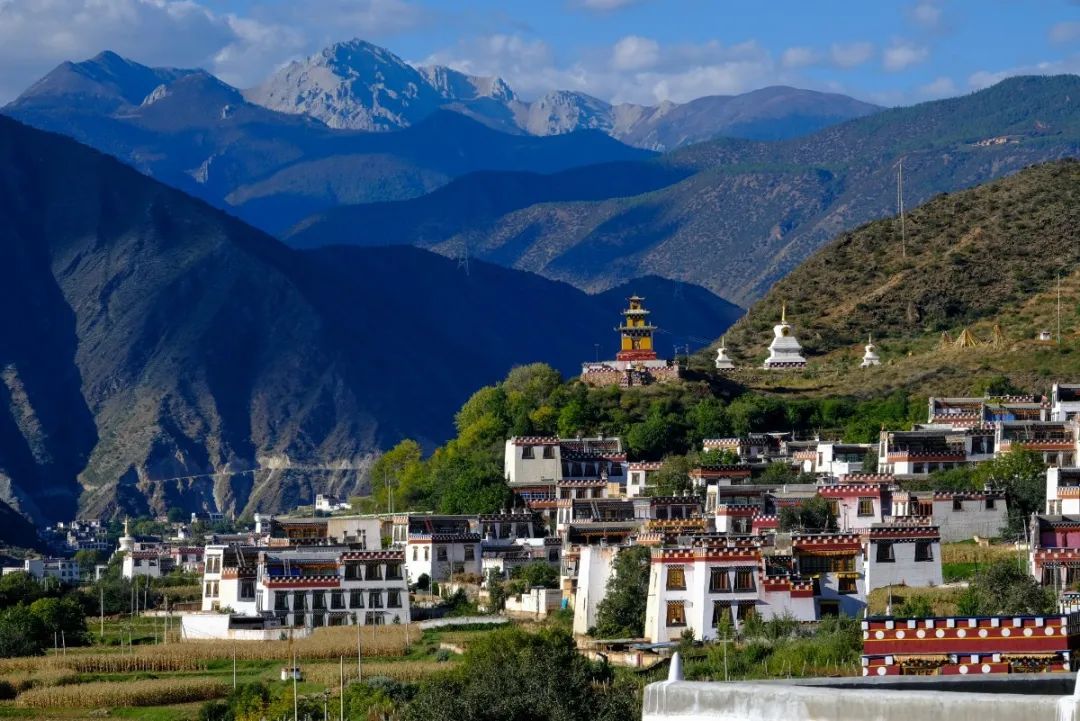 【遇见乡城】来自四川省民族影像艺术协会成员眼中的乡城——组图《白