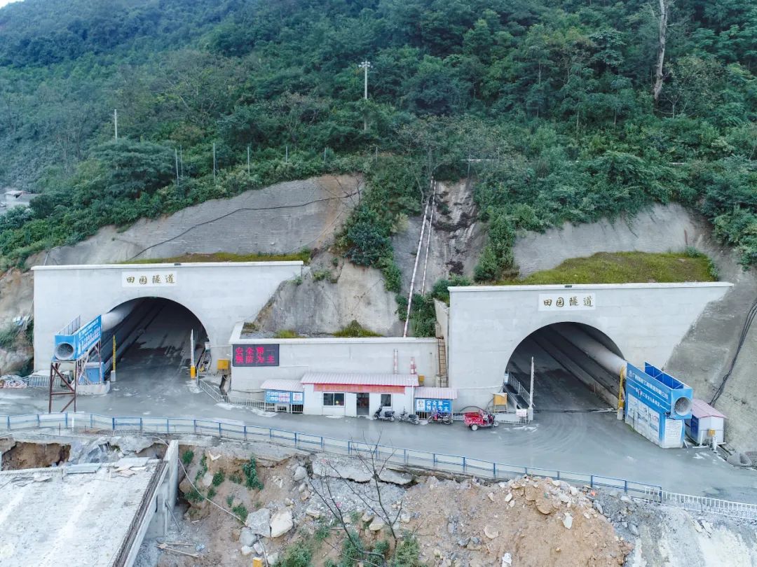 田园隧道围岩主要以Ⅳ级Ⅴ级为主,为构造剥蚀,侵蚀中山地貌,穿越地层