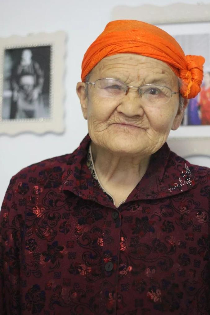 抚养28名孤儿的草原额吉都贵玛