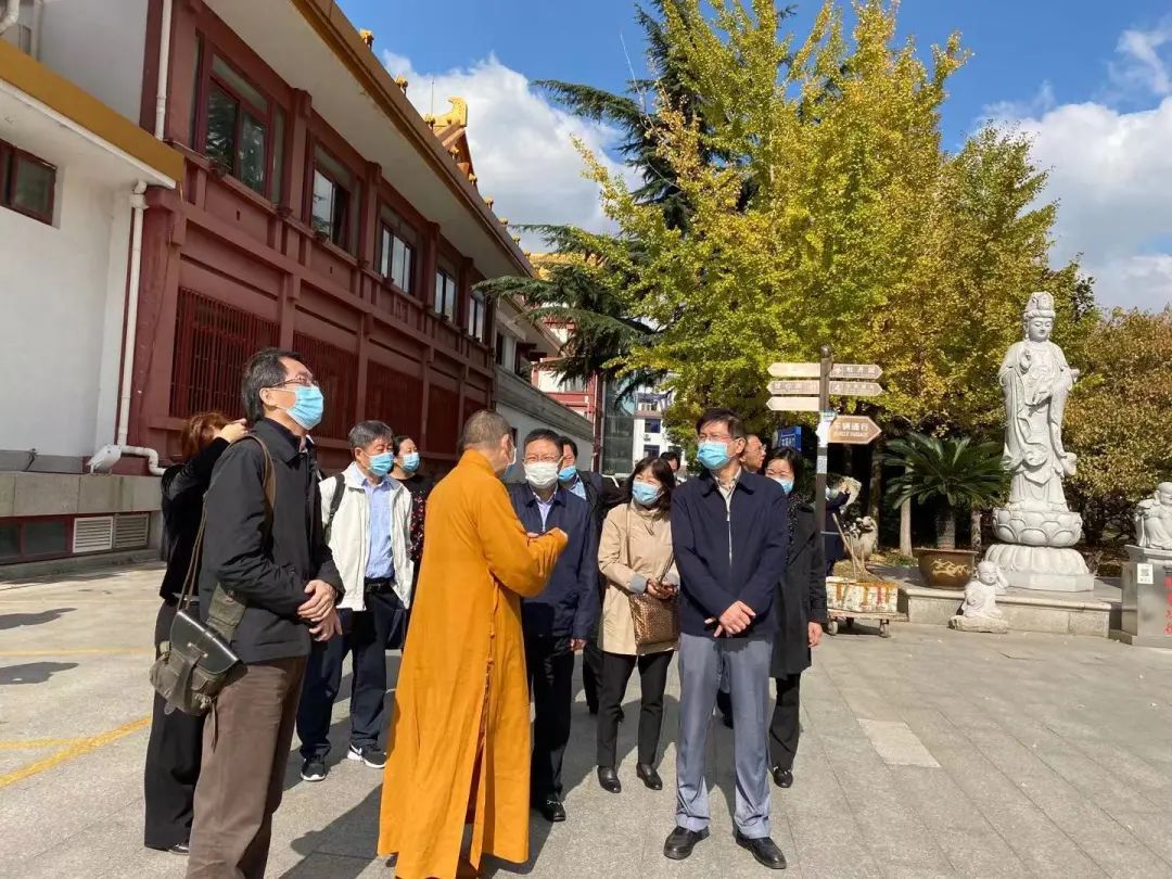 在七寶教寺,慧平方丈向委員們詳細介紹了七寶教寺的歷史文化,建築風格