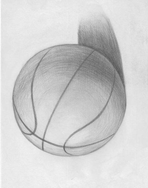 第一天美术面试是画一幅静物素描,墙角的椅子上放了一个篮球,考生们可