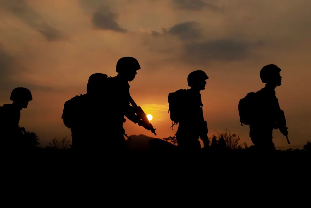 光影交错间这是军人最美战斗姿态