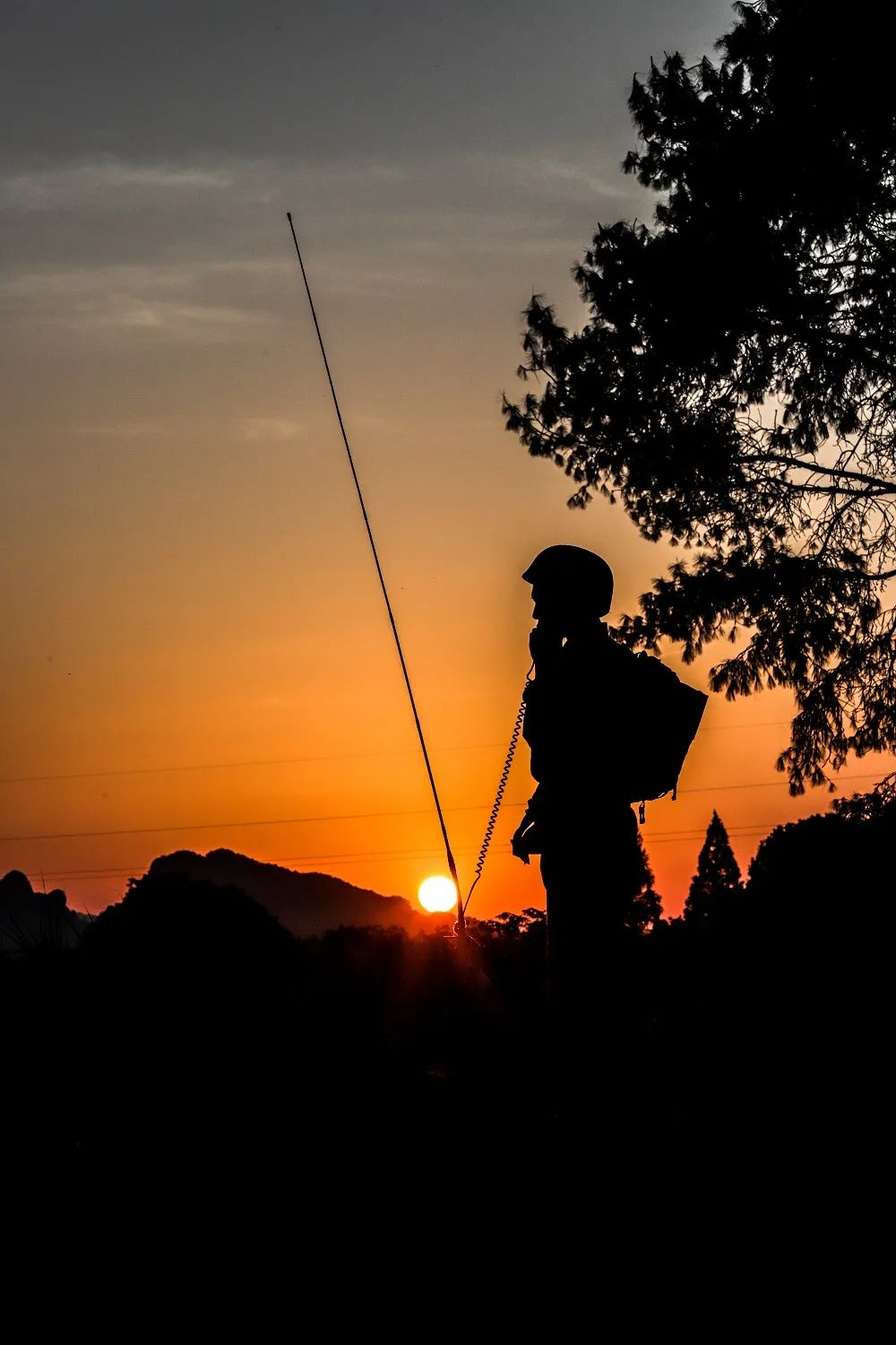 光影交错间这是军人最美战斗姿态