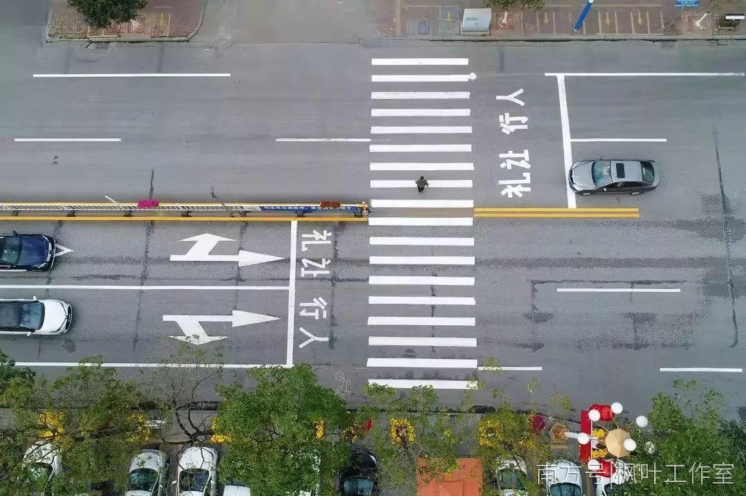 遇行人正在通过人行横道时停车让行.