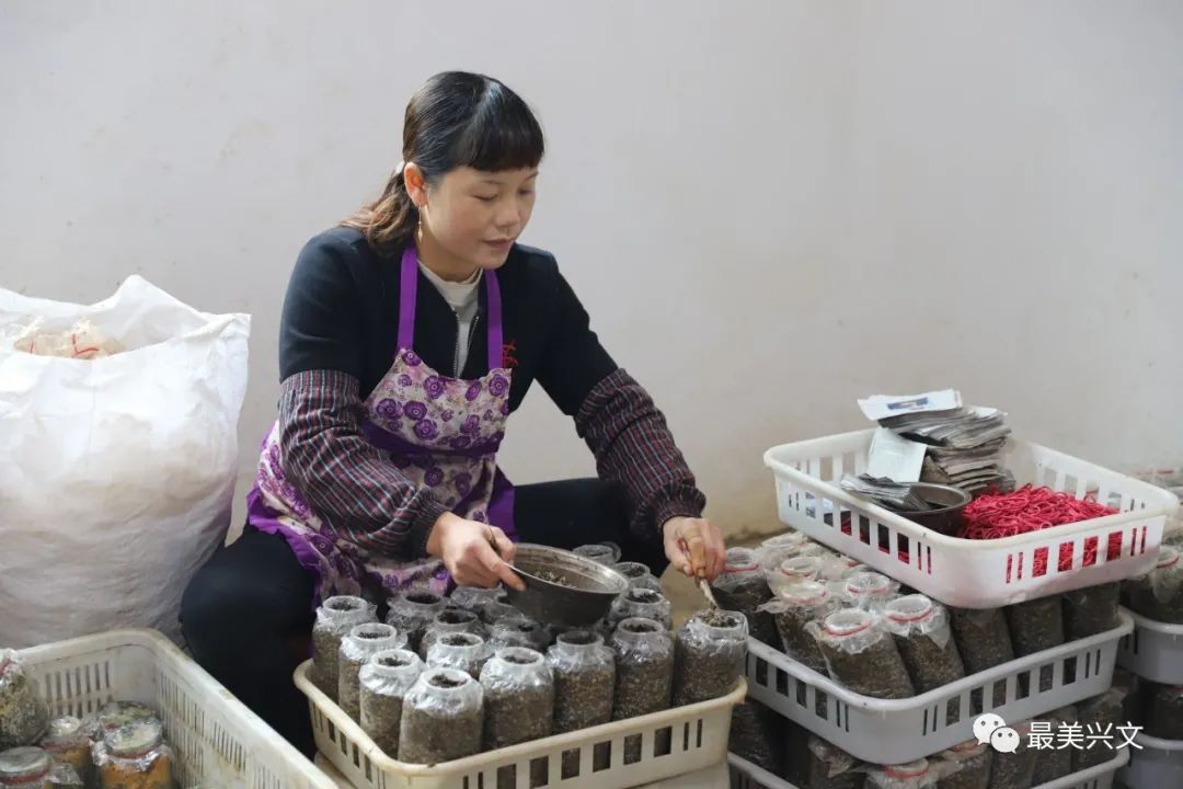 这个村的留守妇女在干啥起劲